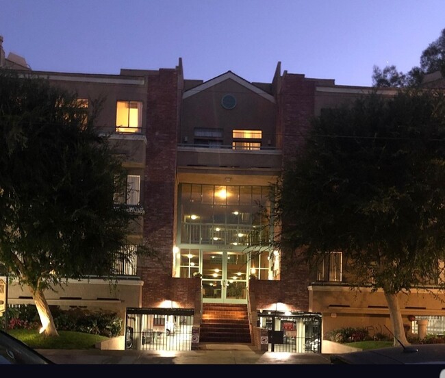 Dicken's Court Apartments in Sherman Oaks, CA - Foto de edificio - Building Photo