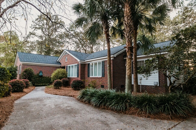 property at 944 Lakeview Dr