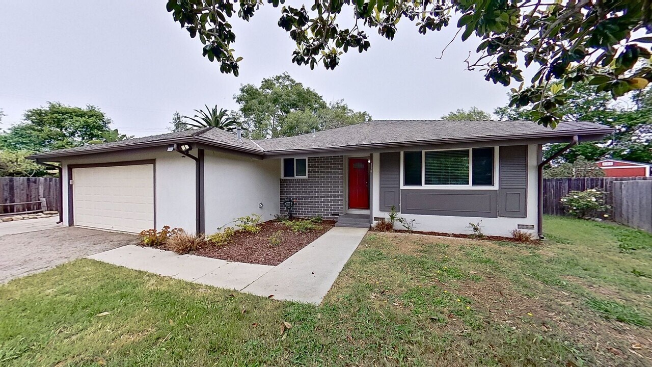 114 St Albans Pl in Goleta, CA - Building Photo