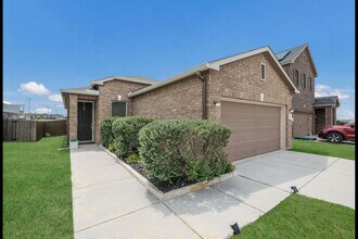 4019 Gentle Mdw in New Braunfels, TX - Building Photo - Building Photo