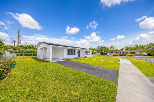 8801 SW 17th St in Miami, FL - Building Photo - Building Photo