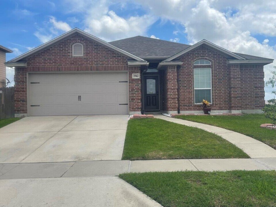 3942 Las Bahias Dr in Corpus Christi, TX - Building Photo