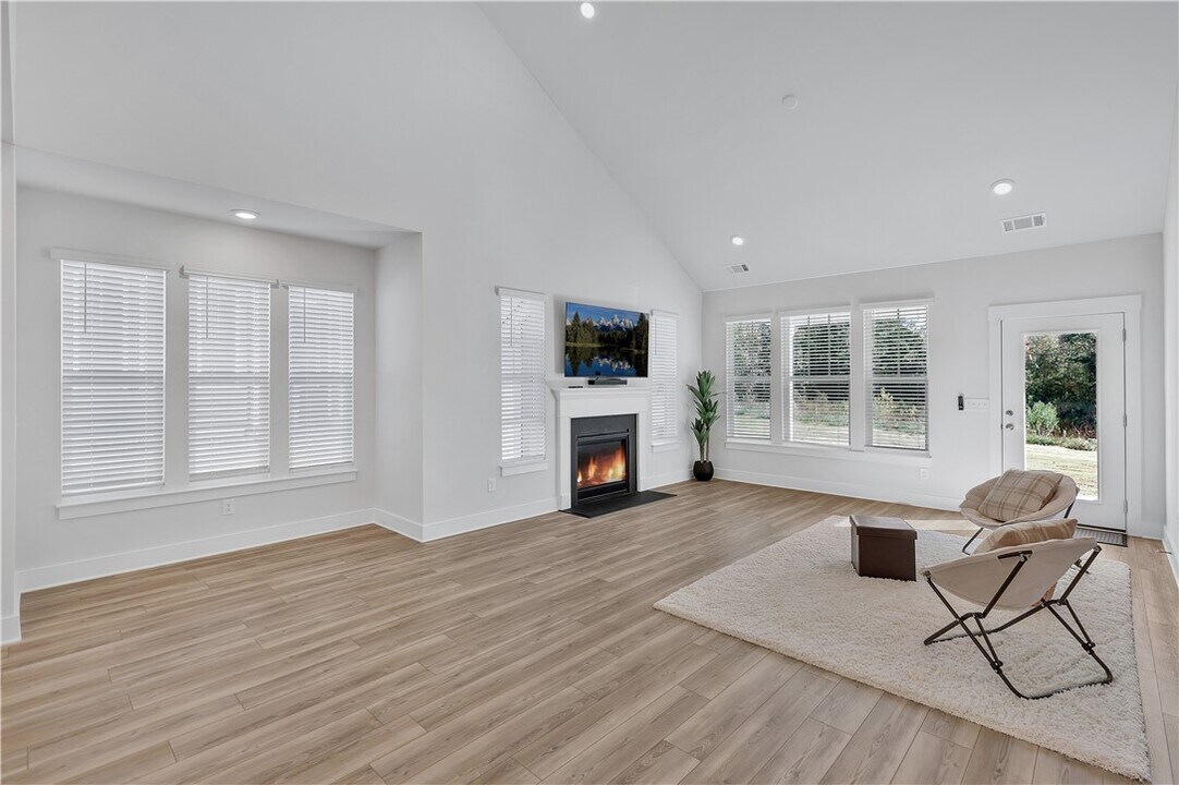 323 Grange Vly Ln in Central, SC - Foto de edificio