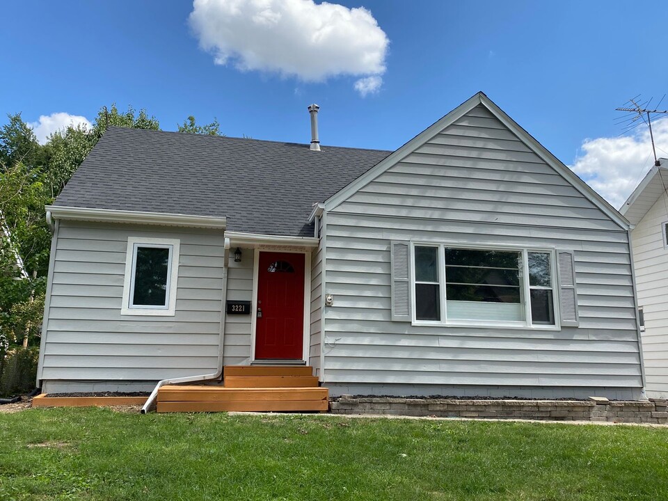 3221 4th St in Des Moines, IA - Building Photo
