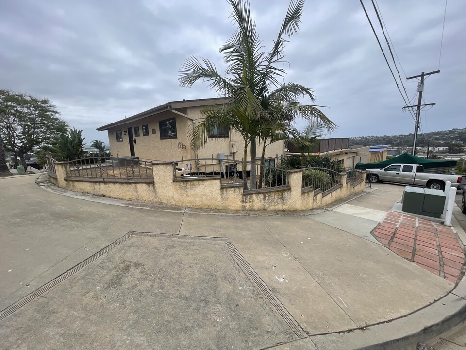 3341 Mount Laurence Dr in San Diego, CA - Foto de edificio