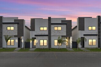 8218 Casa Verde Rd in Laredo, TX - Building Photo - Building Photo