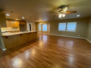 1575 West Basil Street in Roseburg, OR - Foto de edificio - Building Photo