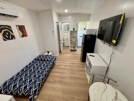 1321 N 69th Way, Unit RM#1 in Hollywood, FL - Building Photo