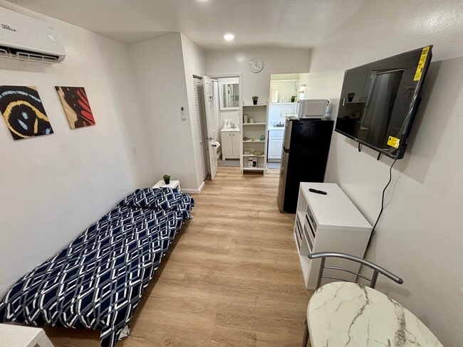 1321 N 69th Way, Unit RM#1, Unit RM#1