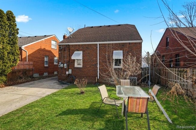 2045 N Elizabeth St in Dearborn, MI - Foto de edificio - Building Photo