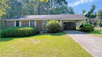 122 Barnesville Rd in Griffin, GA - Building Photo