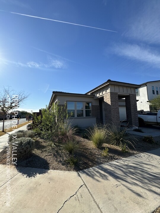 10065 E Thunderbolt Ave in Mesa, AZ - Building Photo