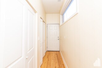 1133 W Addison St, Unit 2 in Chicago, IL - Building Photo - Building Photo