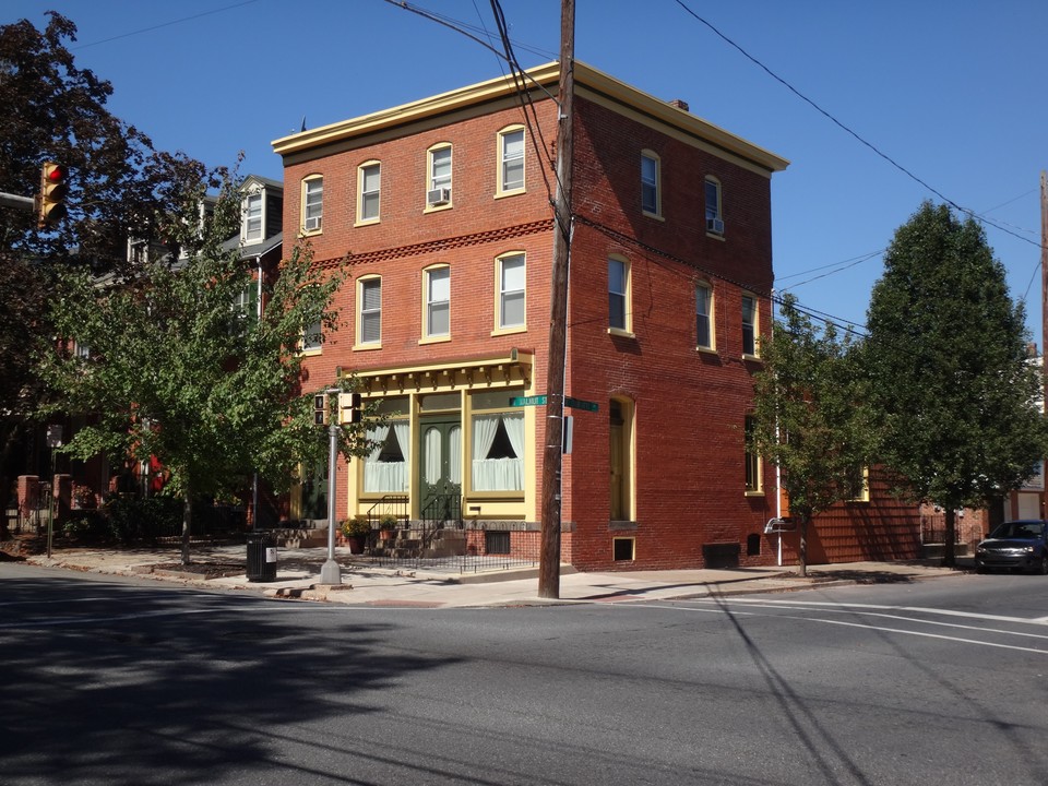 401 W Walnut St in Lancaster, PA - Building Photo