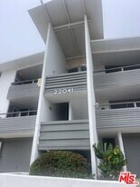 22041 Pacific Coast Hwy in Malibu, CA - Building Photo