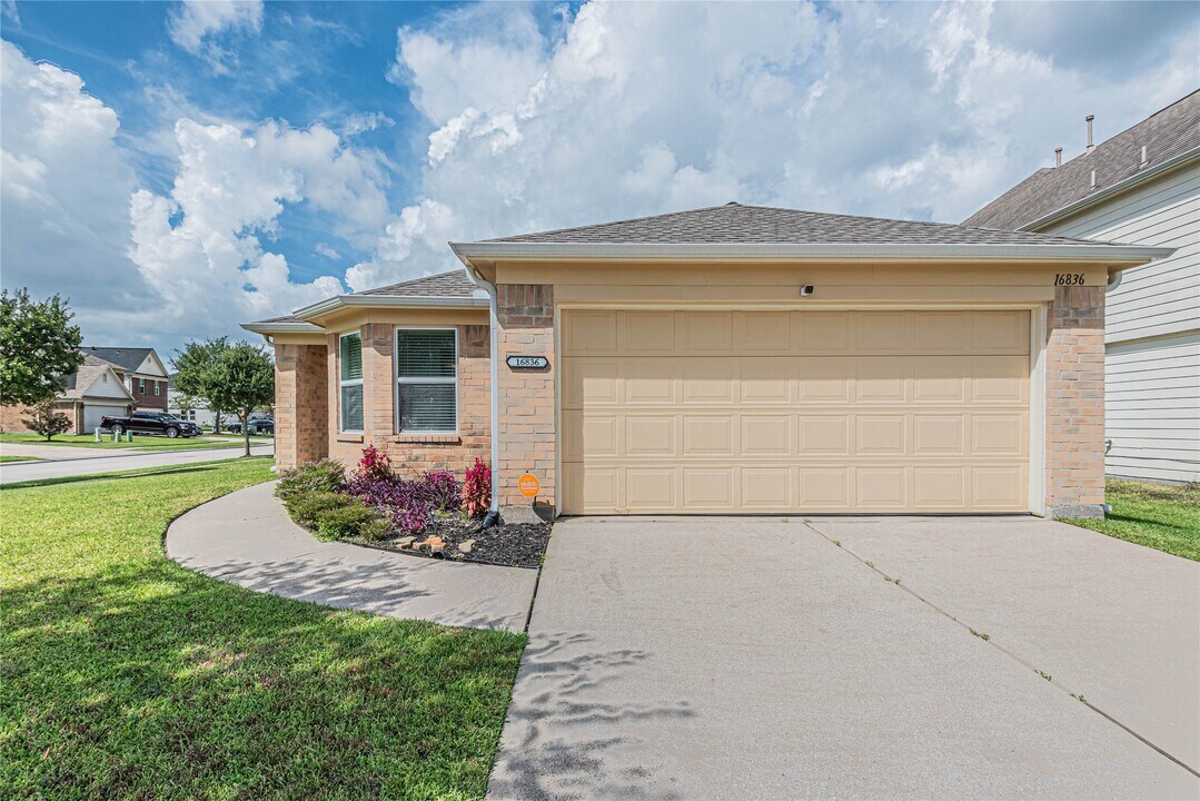 16836 Northern Flicker Trail in Conroe, TX - Building Photo