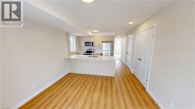 410 Northfield Dr W in Waterloo, ON - Building Photo - Building Photo