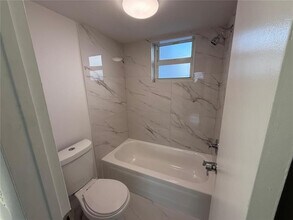 3626 NE 168th St in North Miami Beach, FL - Foto de edificio - Building Photo