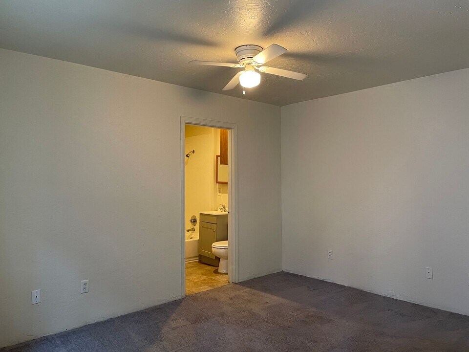 114 E 11th St in Medford, OR - Building Photo