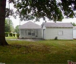 2002 Brownlee Ave in Youngstown, OH - Building Photo