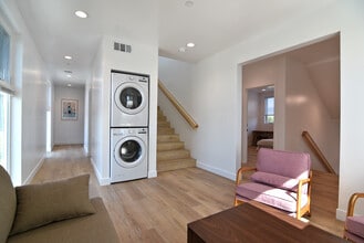 2533 S Curson Ave in Los Angeles, CA - Building Photo - Building Photo