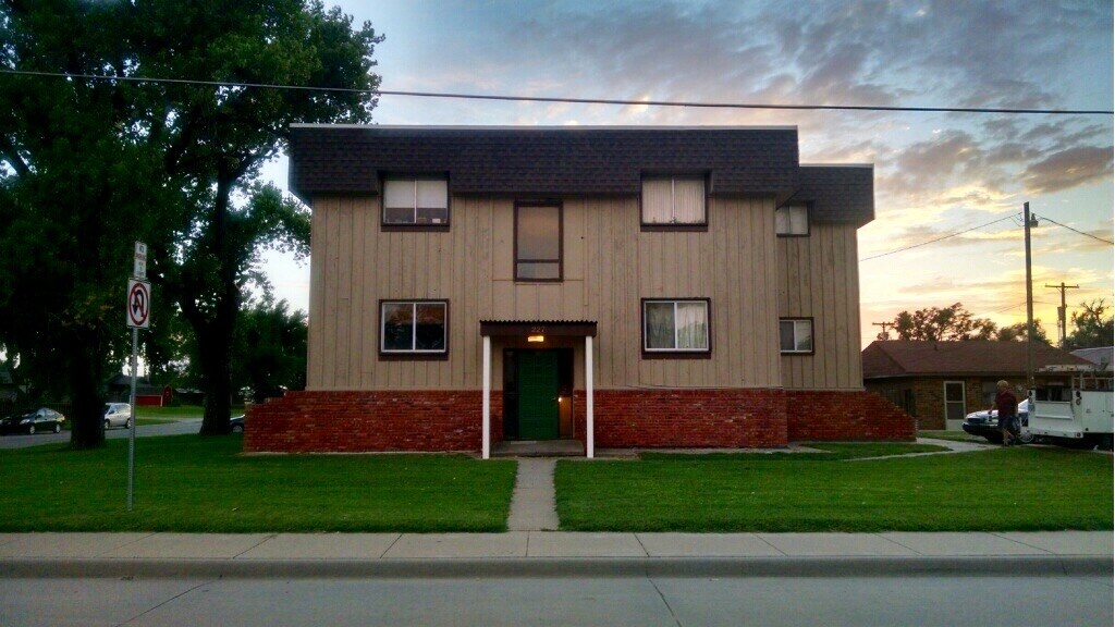 227 S Poplar St in South Hutchinson, KS - Foto de edificio