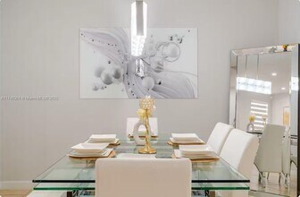 8763 NW 112th Pl in Doral, FL - Foto de edificio - Building Photo