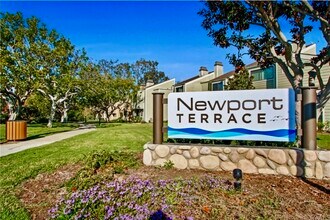 6 Moonrise Ct in Newport Beach, CA - Foto de edificio - Building Photo