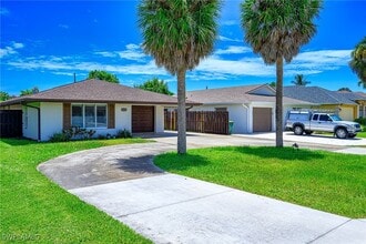 644 96th Ave N in Naples, FL - Foto de edificio - Building Photo