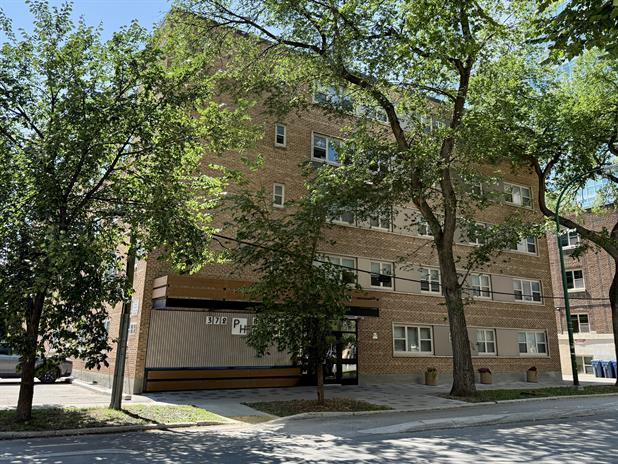 Palmer House in Winnipeg, MB - Building Photo