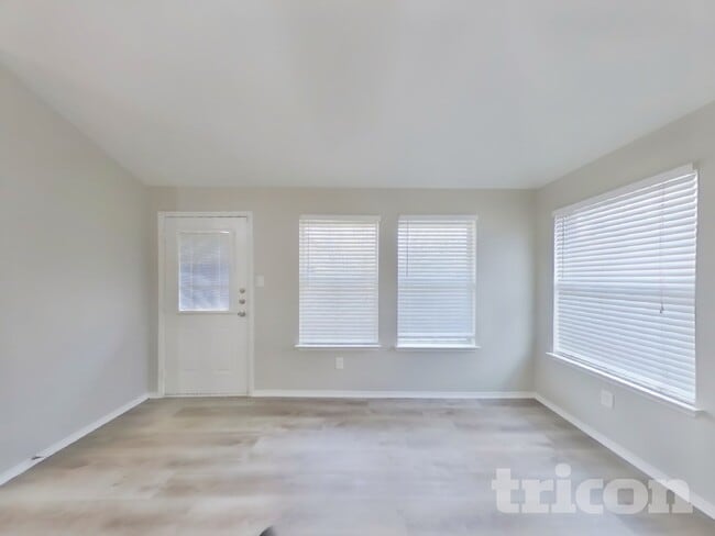 1602 Canary Island Ct in Dallas, TX - Foto de edificio - Building Photo