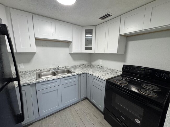 13701 N 21st St in Tampa, FL - Building Photo - Building Photo