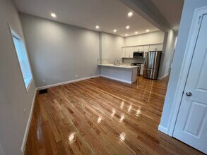 130 Cross St, Unit 1 in Somerville, MA - Foto de edificio - Building Photo