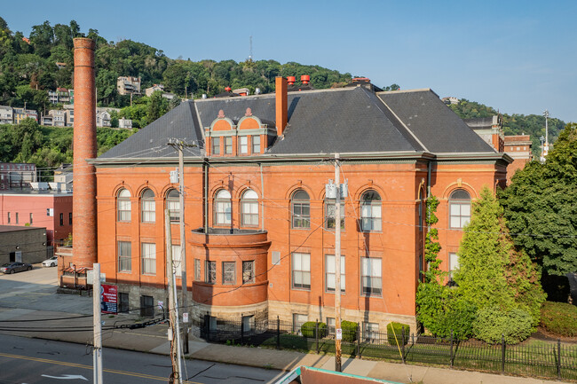 Residences at South High in Pittsburgh, PA - Foto de edificio - Building Photo