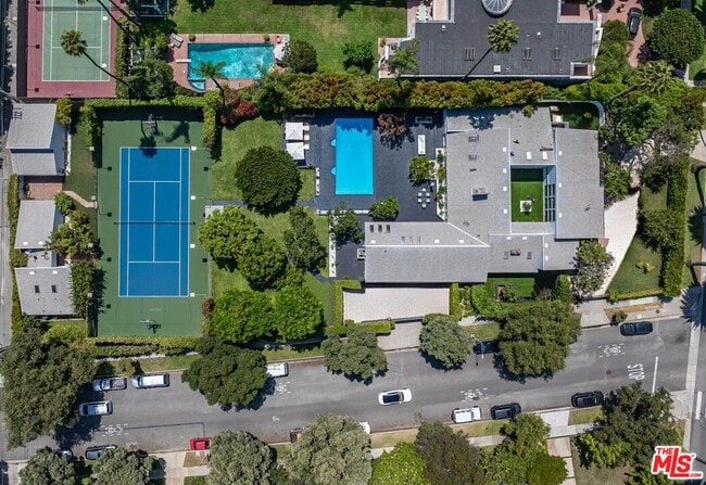 property at 624 N Beverly Dr