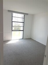 3475 N Country Club Dr, Unit 805 in Aventura, FL - Building Photo - Building Photo