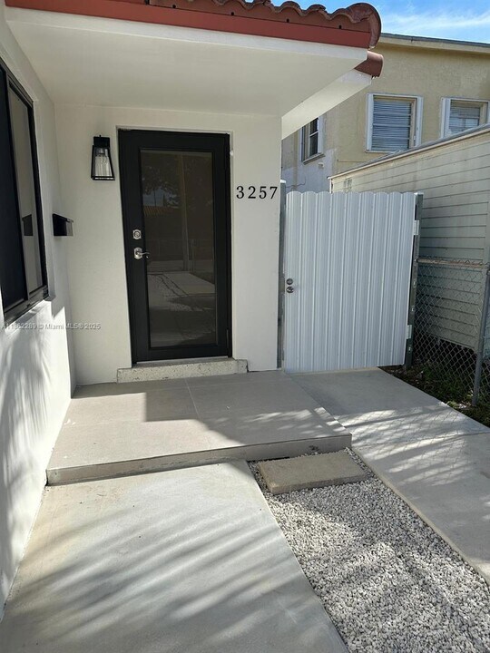 3257 SW 26th St in Miami, FL - Building Photo