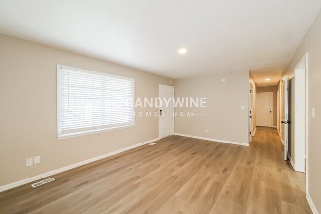 941 NE Bristol Dr, Unit 1 in Lee's Summit, MO - Foto de edificio - Building Photo