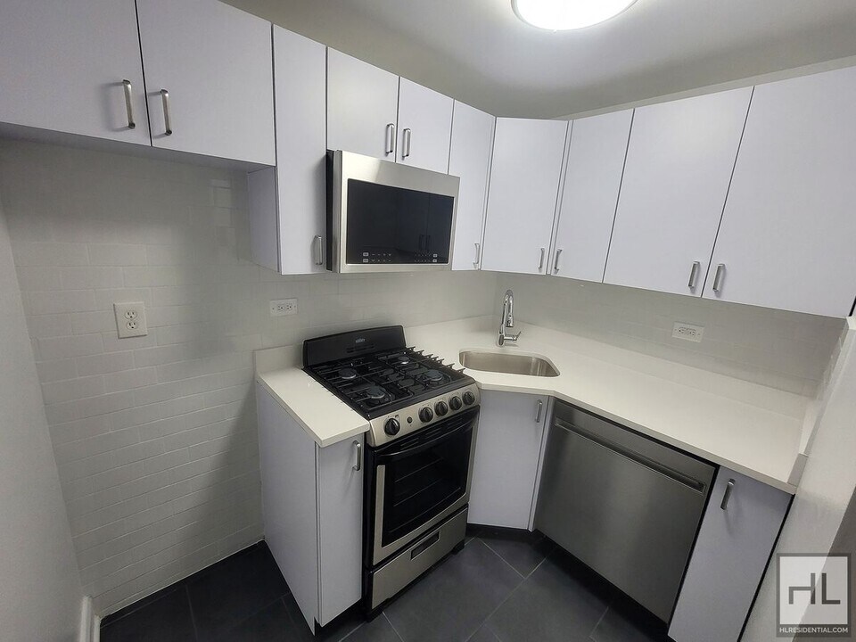 EAST 56 STREET in New York, NY - Building Photo