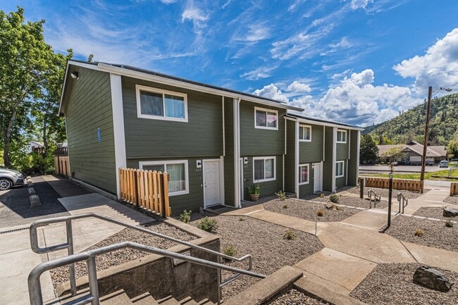 459 4th Ave in Gold Hill, OR - Building Photo - Building Photo