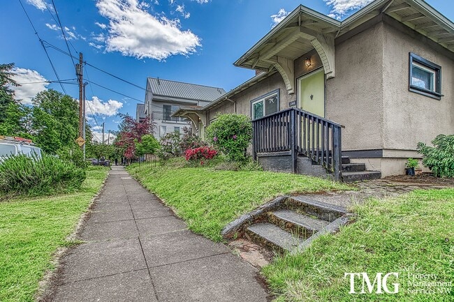 property at 1036-1040-1040 N Ainsworth St