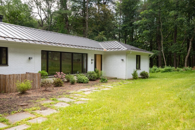 37 Canterbury Ln in Salisbury, CT - Building Photo - Building Photo