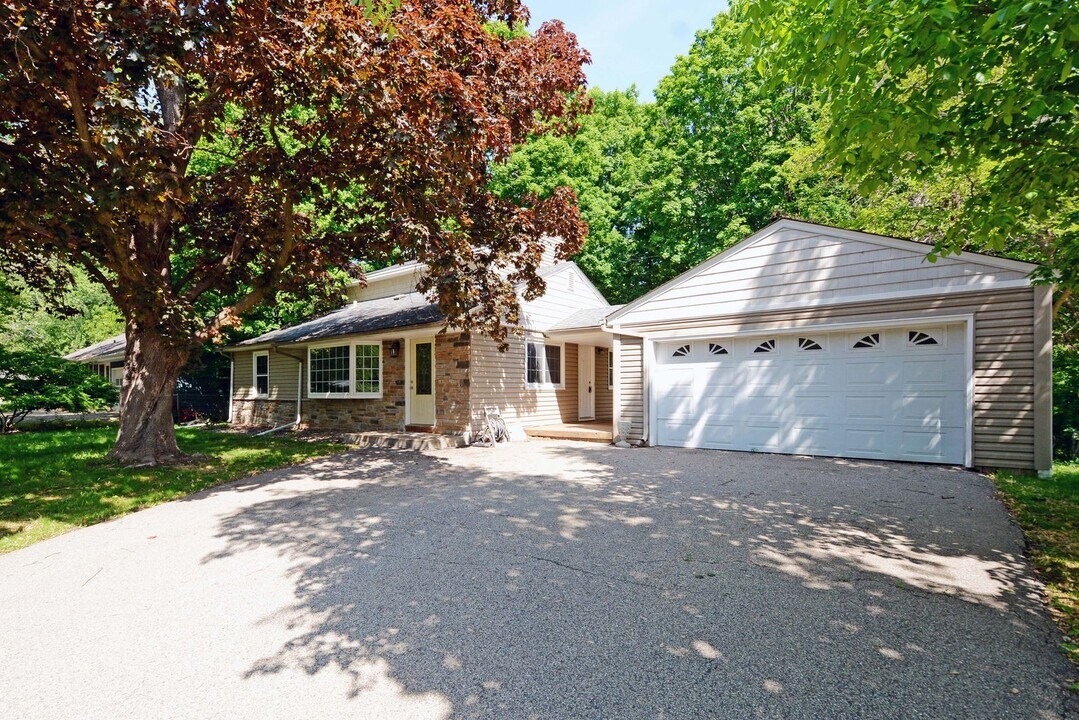 14800 Kral Rd in Minnetonka, MN - Building Photo