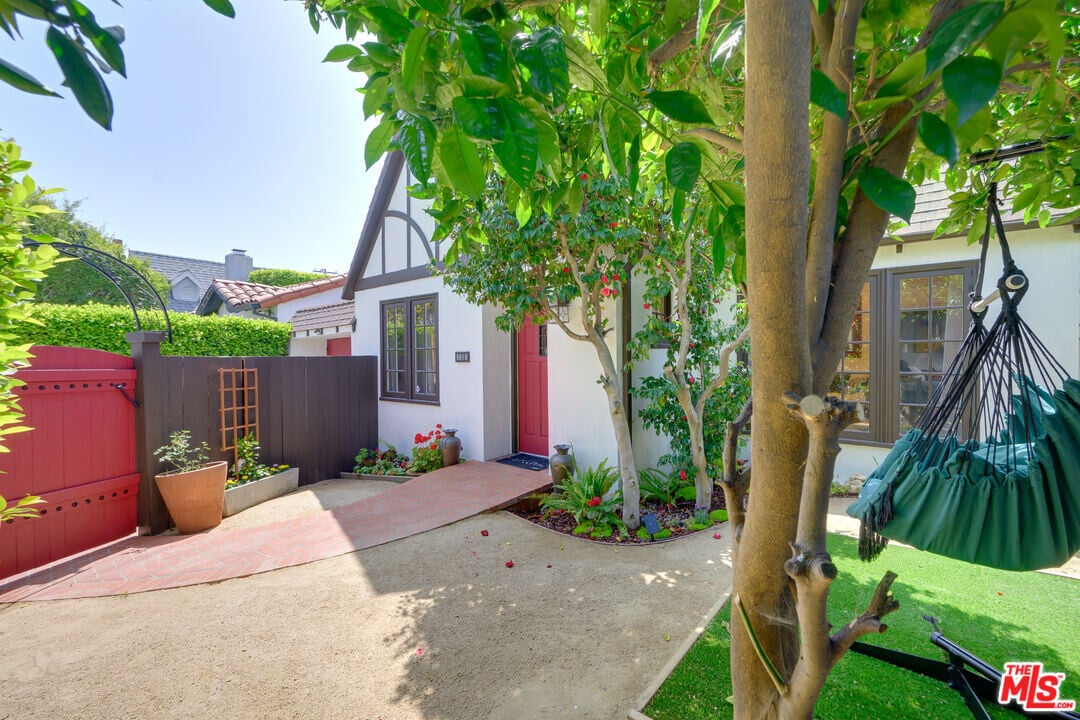 8818 Rosewood Ave in West Hollywood, CA - Building Photo