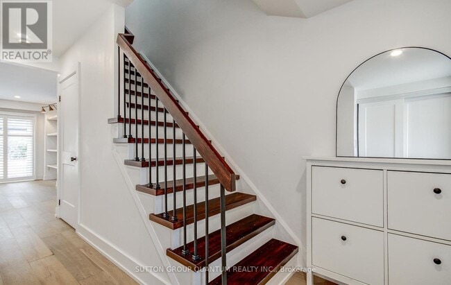 20 Mineola Rd E in Mississauga, ON - Building Photo - Building Photo