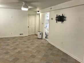 5335 W Sunnyside Ave, Unit Sunnyside Basement in Chicago, IL - Building Photo - Building Photo