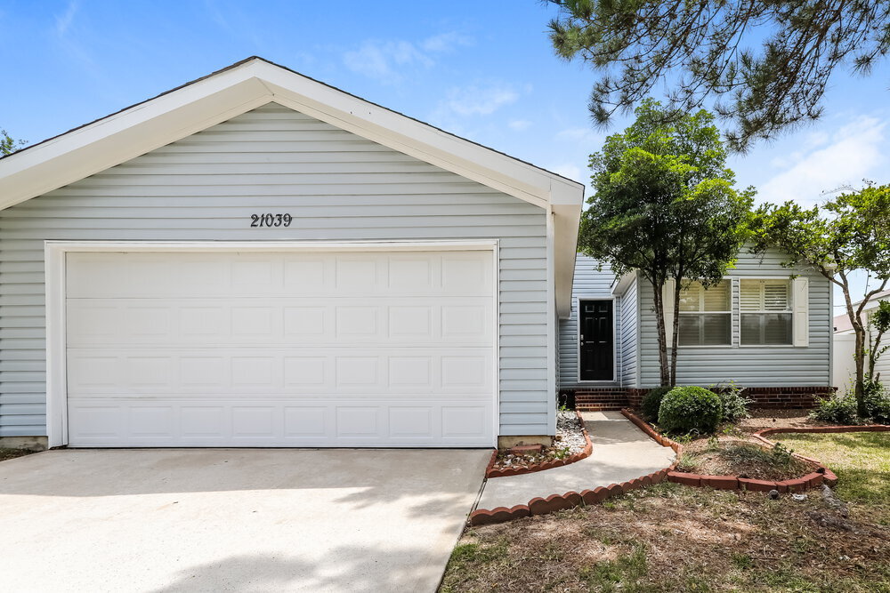 21039 Sweet Blossom Ln in Tomball, TX - Foto de edificio