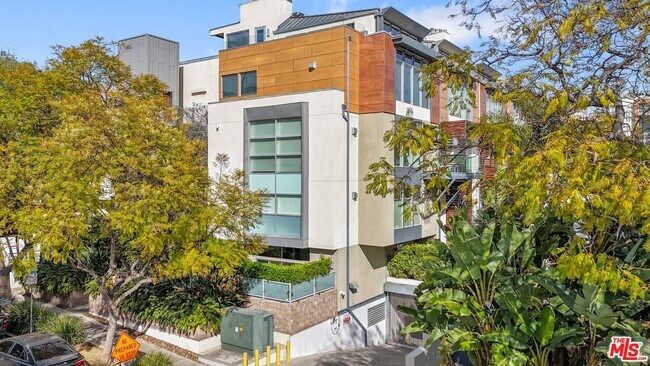 property at 1250 N Harper Ave