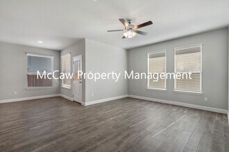 555 Smart Strike Trl in Granbury, TX - Foto de edificio - Building Photo