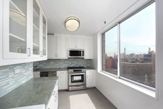 424 West End Ave in New York, NY - Building Photo - Building Photo